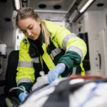 Hvad tjener en ambulanceredder?